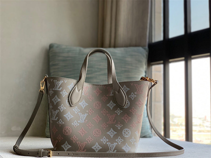  Clean-Lined carryall bag front view