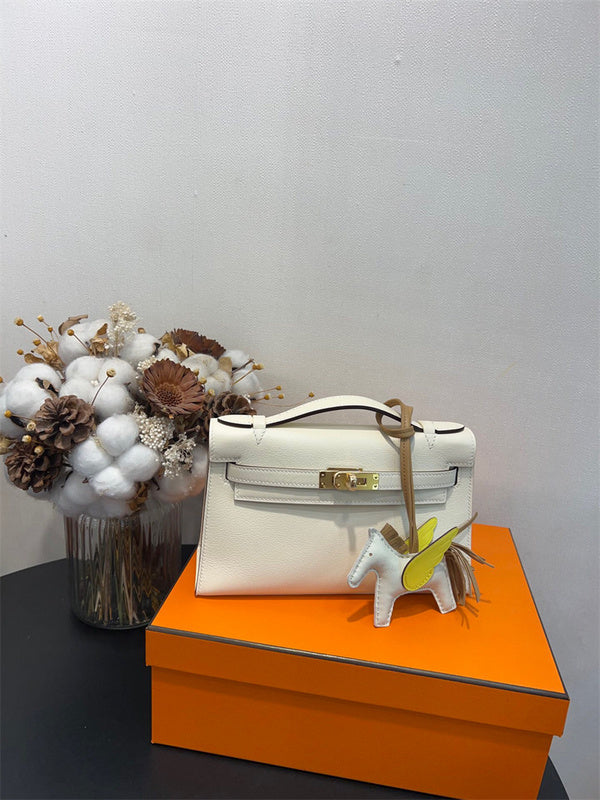 Sleek shoulder bag front view 7