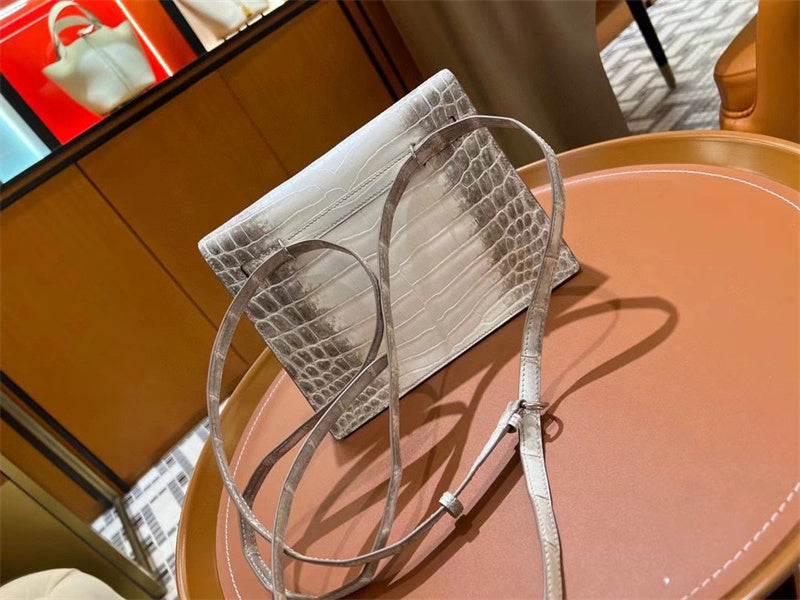  shopper bag interior and compartment view 9