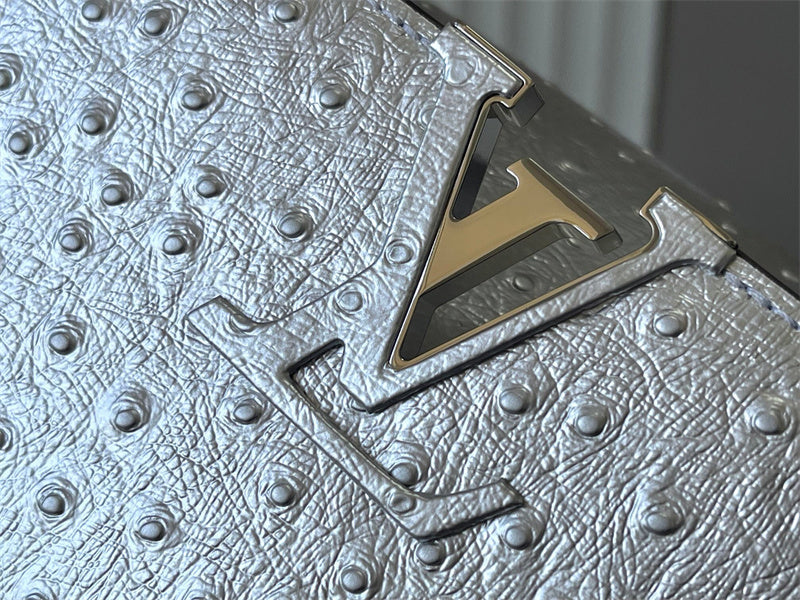  Classic handbag carried on shoulder