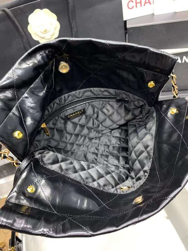 Zivas Charm Effortless Sophistication Luxury Handbag (Polished Everyday Piece) – Lifestyle Shot