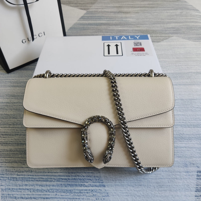 Side profile of elevated modern women's handbag – women's designer-style accessory