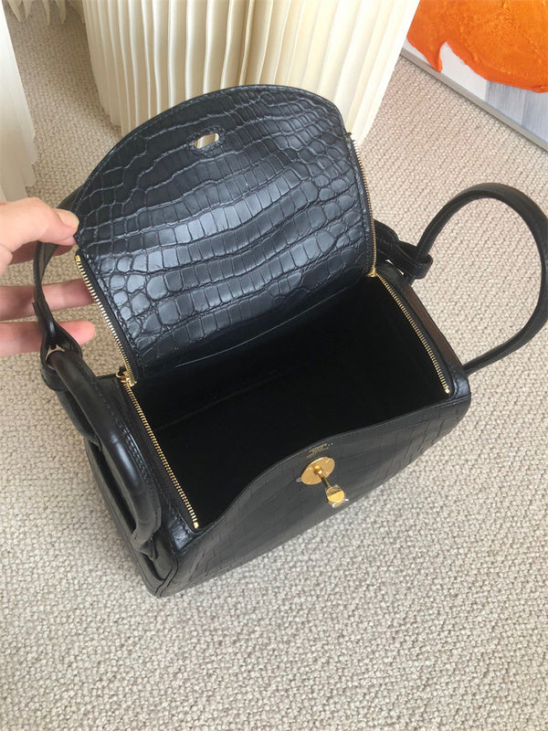  classic shopper bag styled with outfit