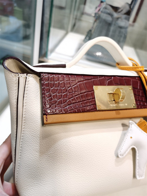  tote bag interior and compartment view 21