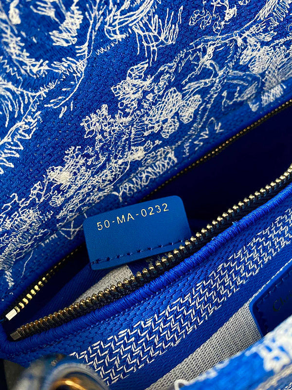 Handle and strap detail of refined sleek women's handbag – women's designer-style accessory