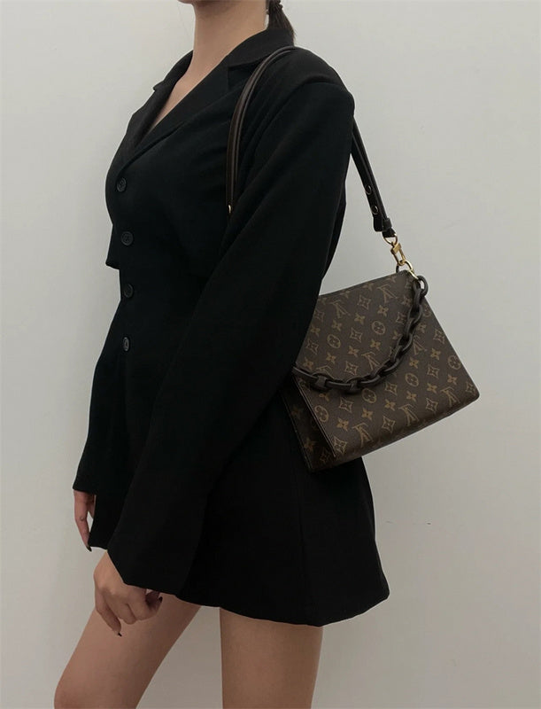  statement tote bag styled with outfit 36