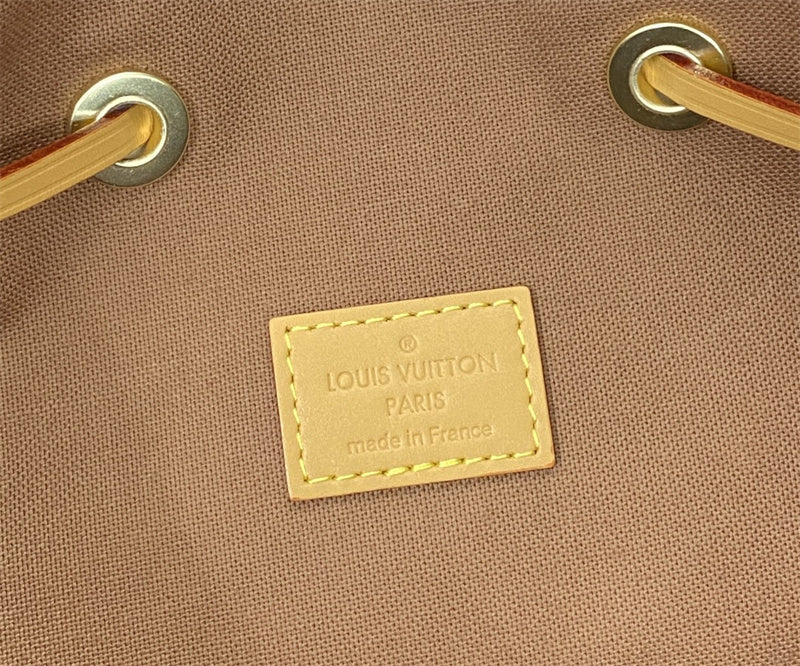  Clean-Lined structured bag carried on shoulder 10