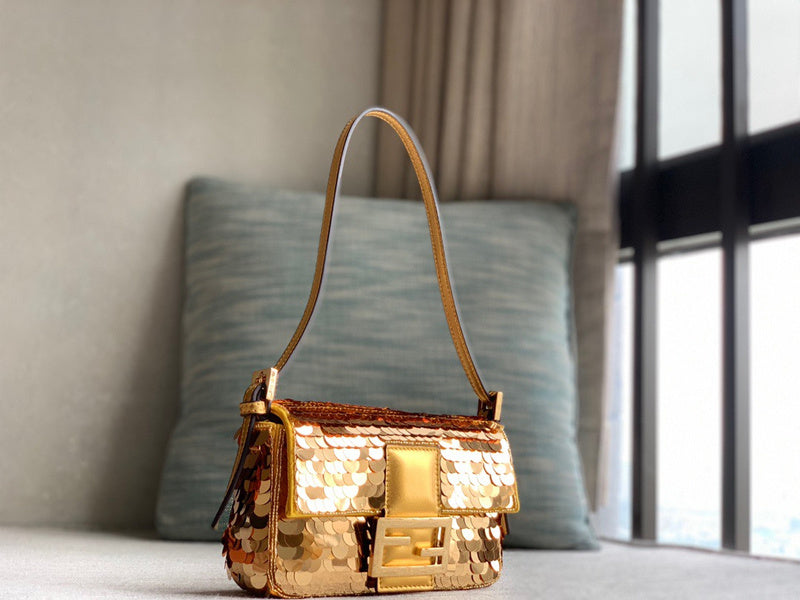 Ziva's Charm handbag – detail view (19.5cm*5cm*11cm)