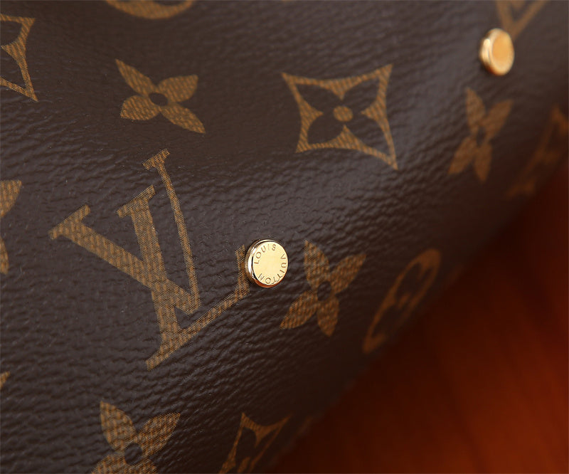  tailored everyday bag styled with outfit