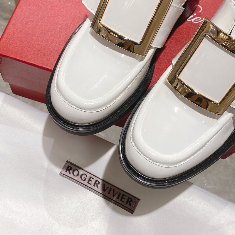 Full silhouette view of Roger Vivier luxury piece style No.042
