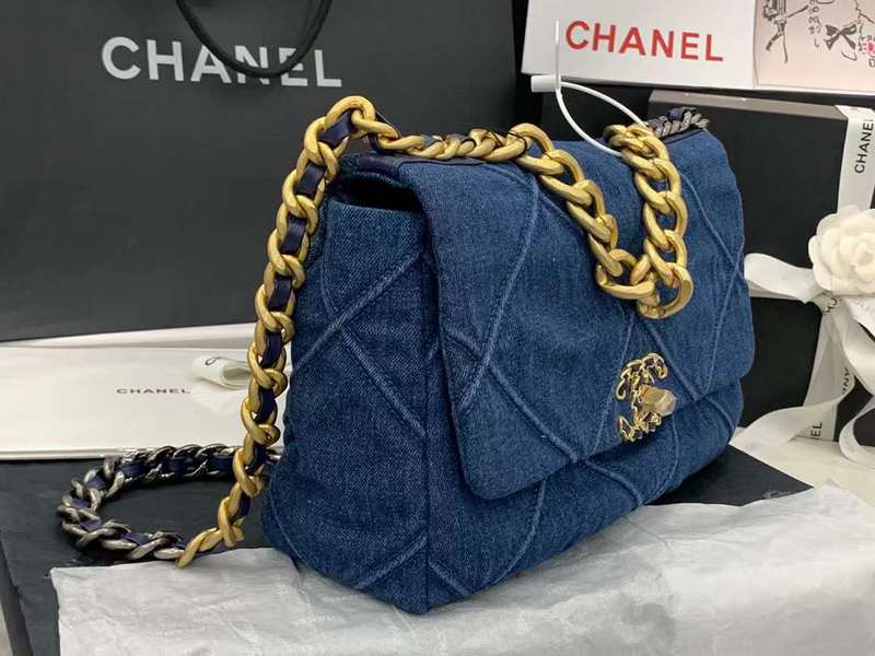 Zivas Charm Modern Minimalist Look Luxury Handbag (Versatile Style Statement) – Close-Up Detail