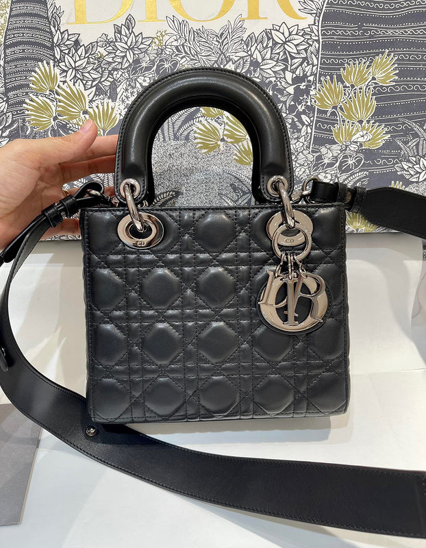 Side profile of premium chic women's handbag – women's designer-style accessory