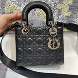 Side profile of premium chic women's handbag – women's designer-style accessory