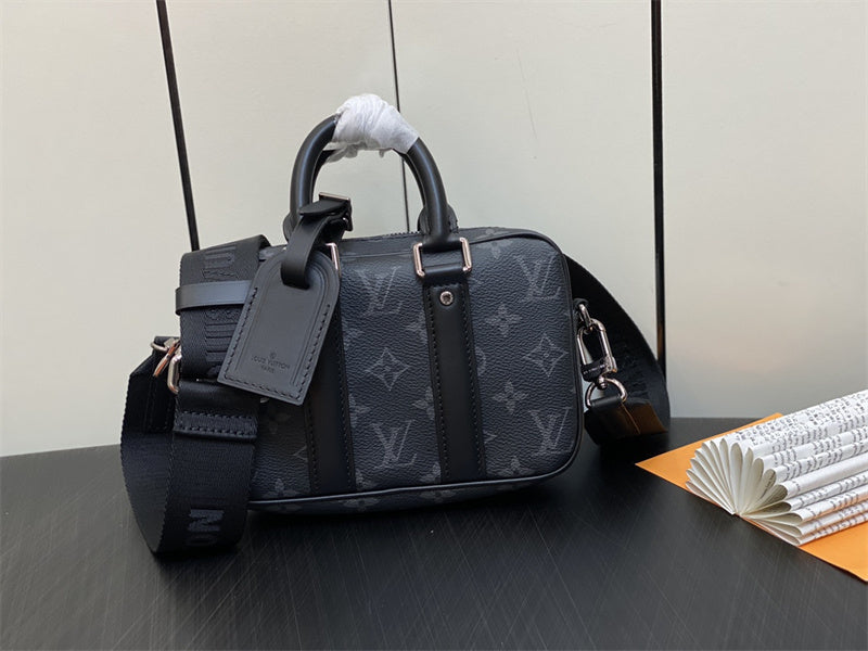  signature everyday bag detail view showing craftsmanship
