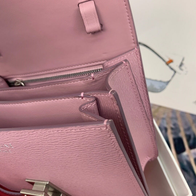 Side profile of structured polished women's handbag – women's luxury handbag