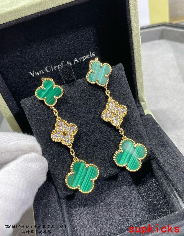 Full view of Van Cleef & Arpels unisex jewelry piece