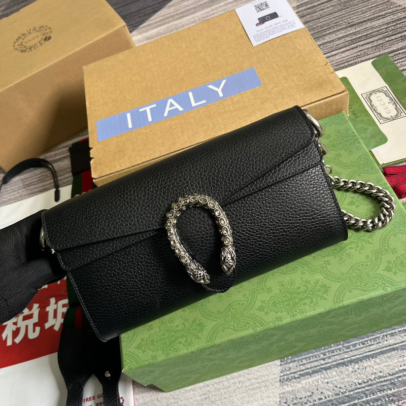 Handle and strap detail of modern classic women's handbag – women's everyday handbag
