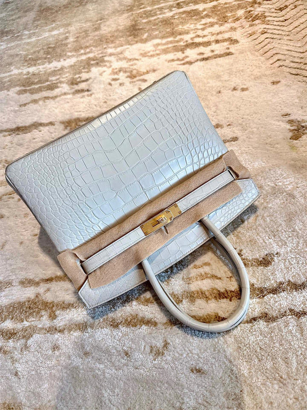  Signature everyday bag front view 7