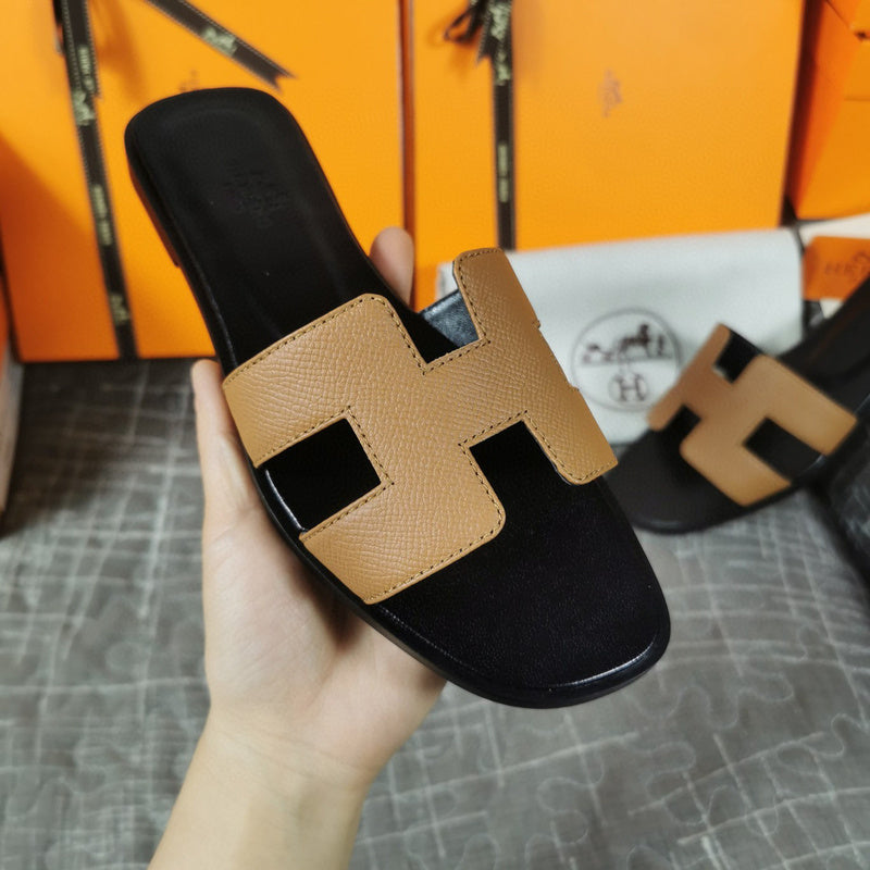 Hermès Black Gladiator Sandals - Toe Detail View