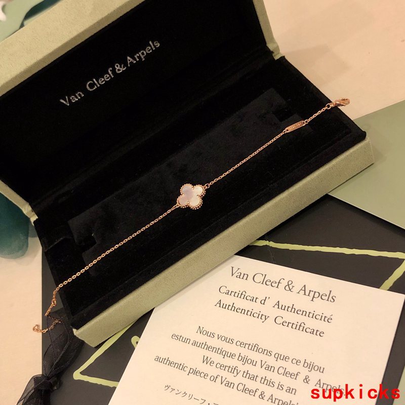 Angled view of Van Cleef & Arpels unisex jewelry piece