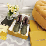Front view of Louis Vuitton luxury piece style No.156