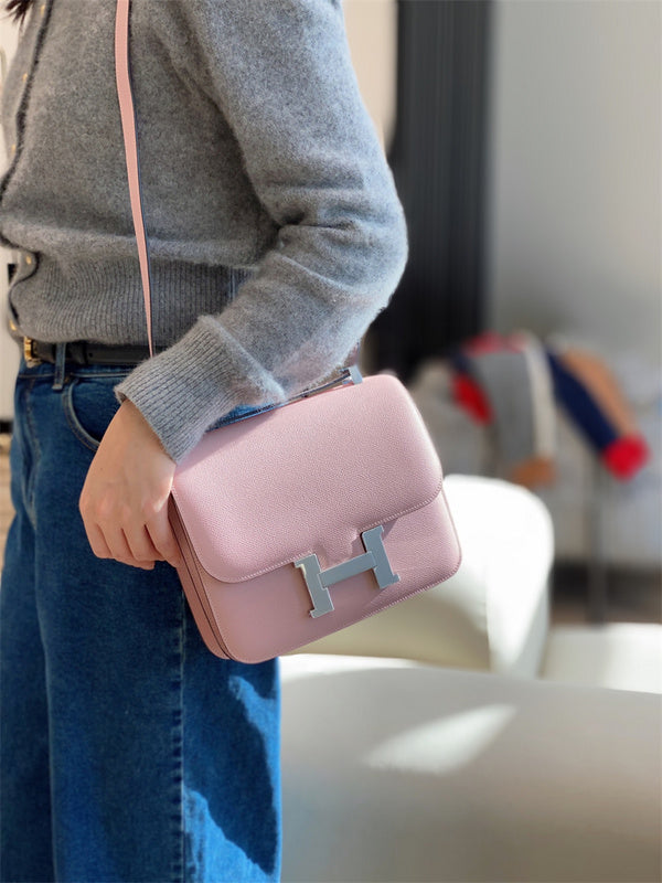 Streamlined handbag styled for everyday wear