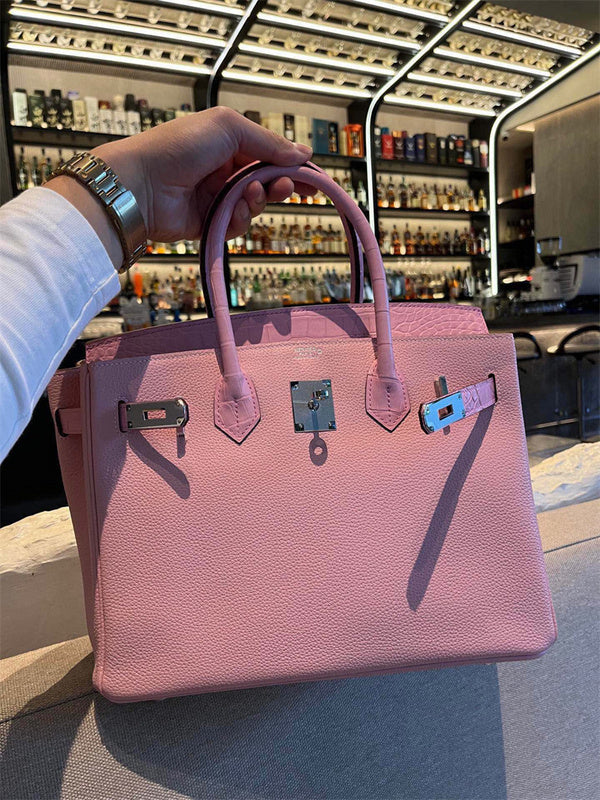  classic everyday bag detail view showing craftsmanship