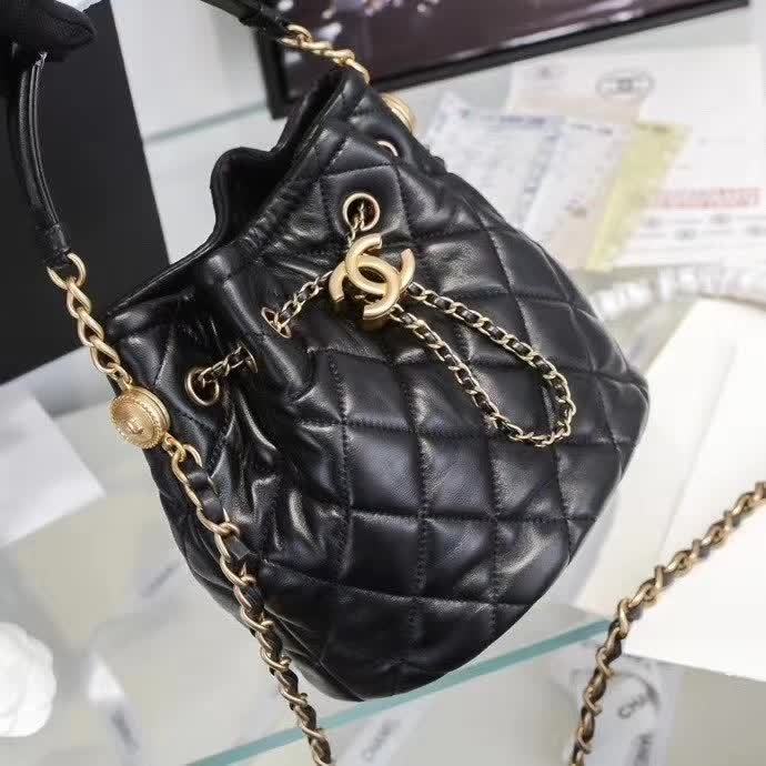 Zivas Charm Everyday Sophistication Fashion Handbag (Signature Shape & Finish) – Close-Up Detail
