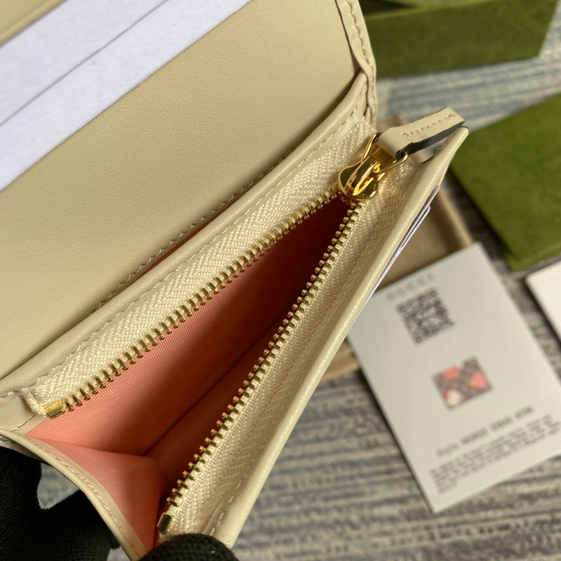 Close-up detail of structured classic women's handbag – women's everyday handbag