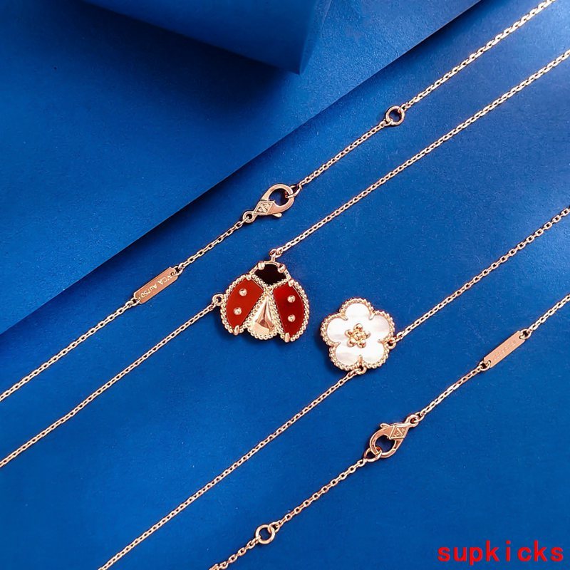 Side view of Van Cleef & Arpels unisex jewelry piece