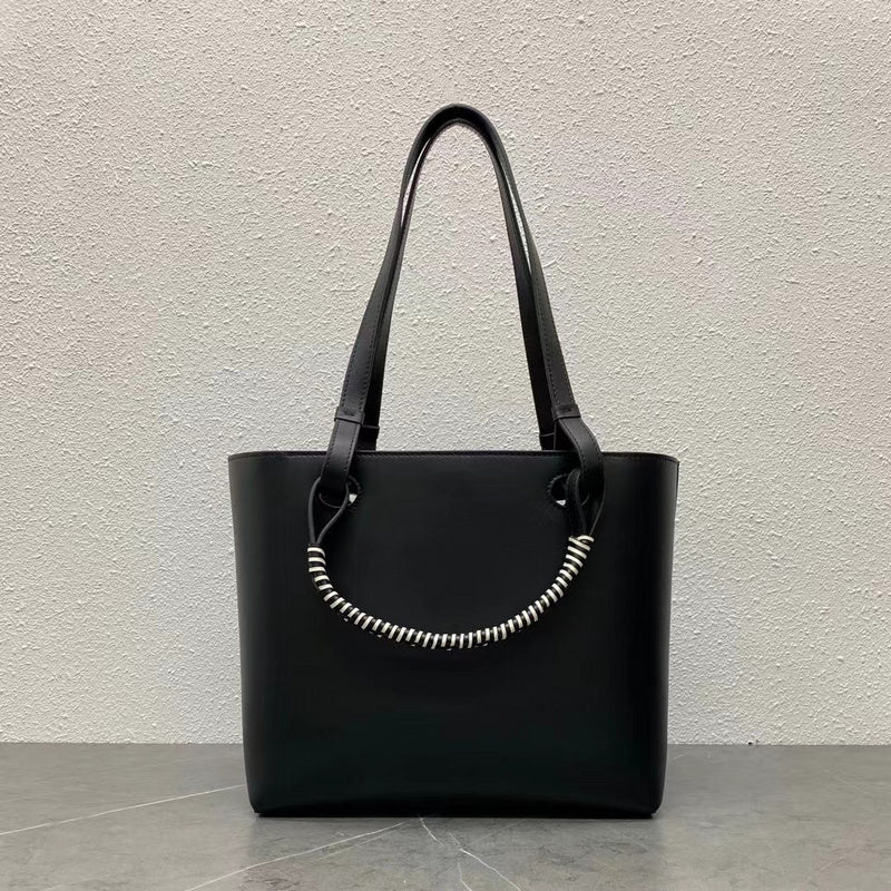 Ziva's Charm handbag – close-up view (29cm*25cm*14cm)