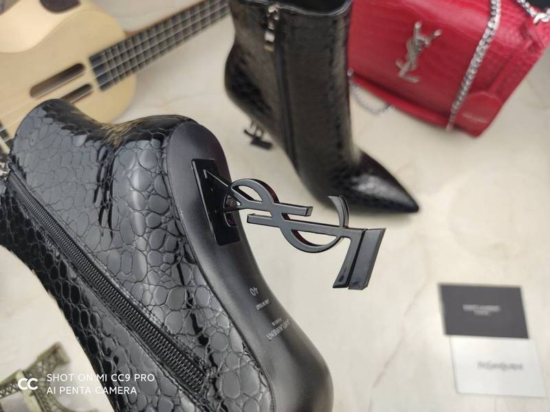 Nike Men's & Women's Designer Lifestyle Shoes — Style 032 angle view