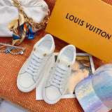 Front view of Louis Vuitton luxury piece style No.044