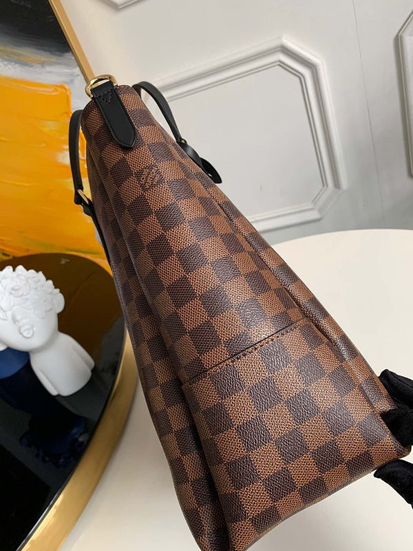 Styled lifestyle shot of everyday-luxe premium women's handbag – women's statement bag