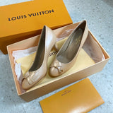 Texture and finish detail of Louis Vuitton luxury piece style No.167