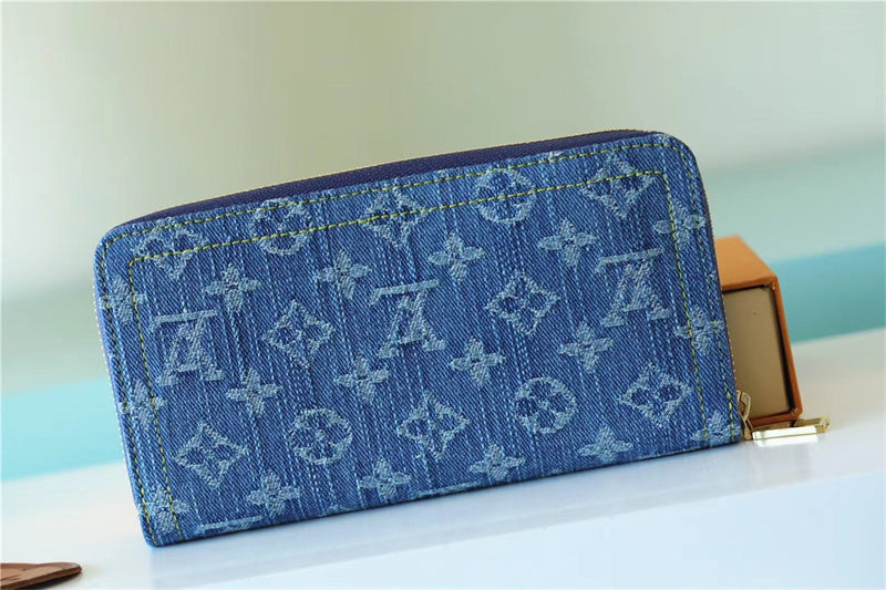  crossbody bag interior and compartment view