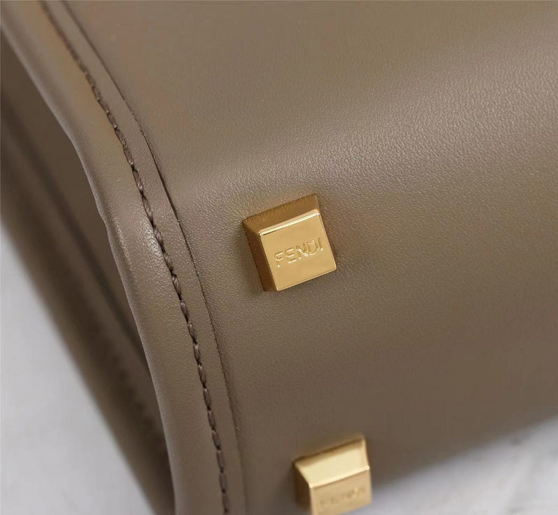 Ziva's Charm handbag – close-up view (Standard Size)