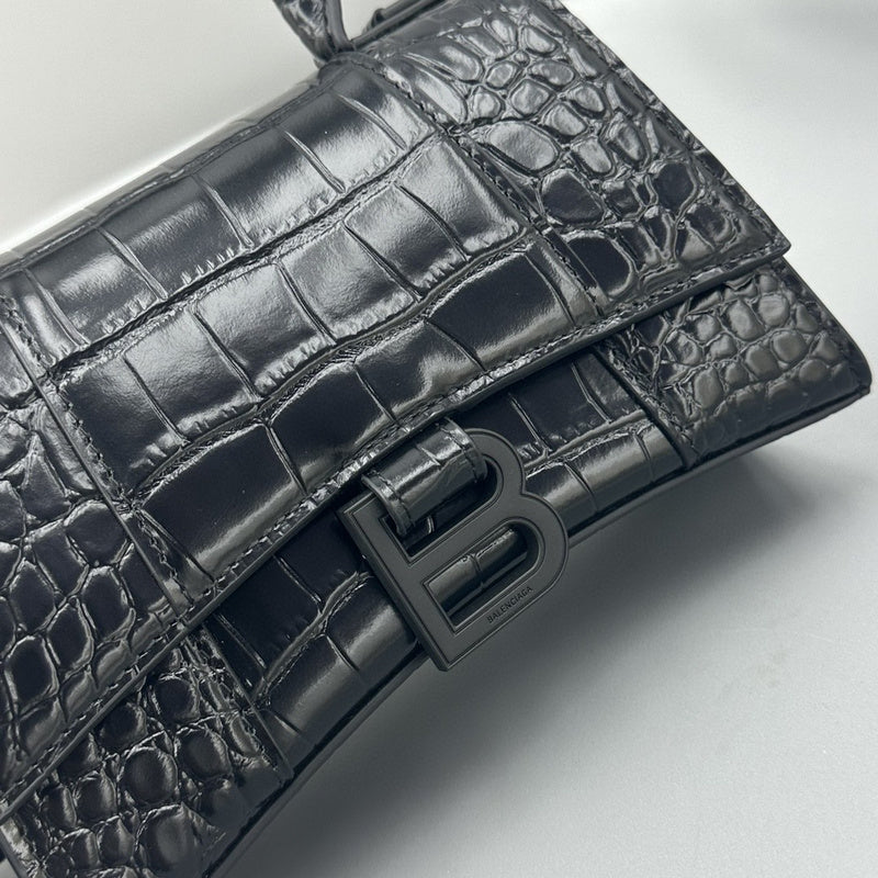 Zivas Charm Streamlined Design Fashion Handbag (Considered Detail & Form) – Styled Look