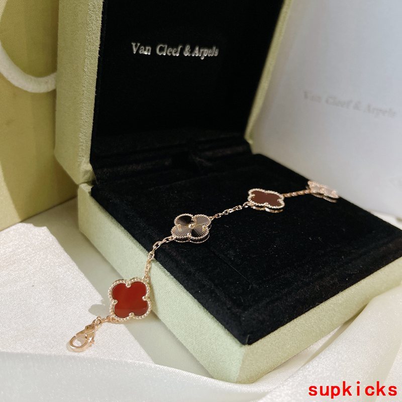 Full view of Van Cleef & Arpels unisex jewelry piece
