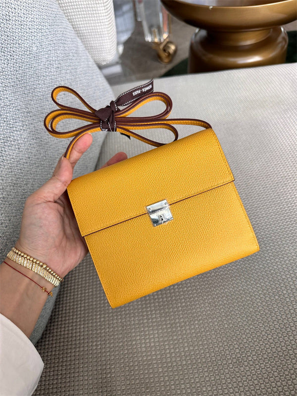  Classic handbag front view