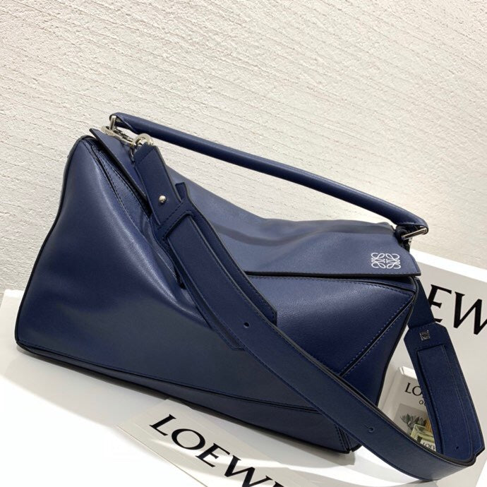 Ziva's Charm handbag – close-up view (32cm*21cm*17cm)