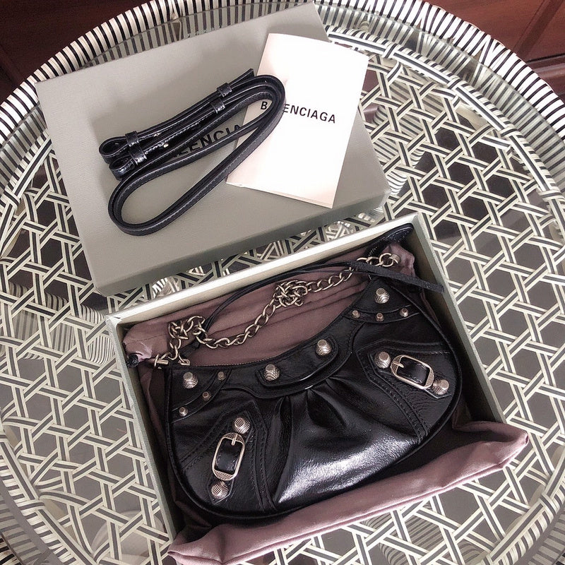 Handle and strap detail of statement everyday-luxe women's handbag – women's premium purse