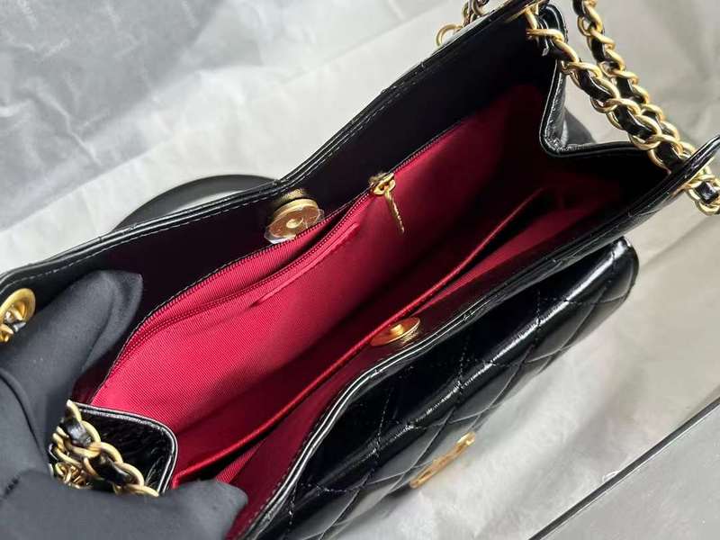 Zivas Charm Modern Minimalist Look Everyday Handbag (Versatile Style Statement) – Lifestyle Shot
