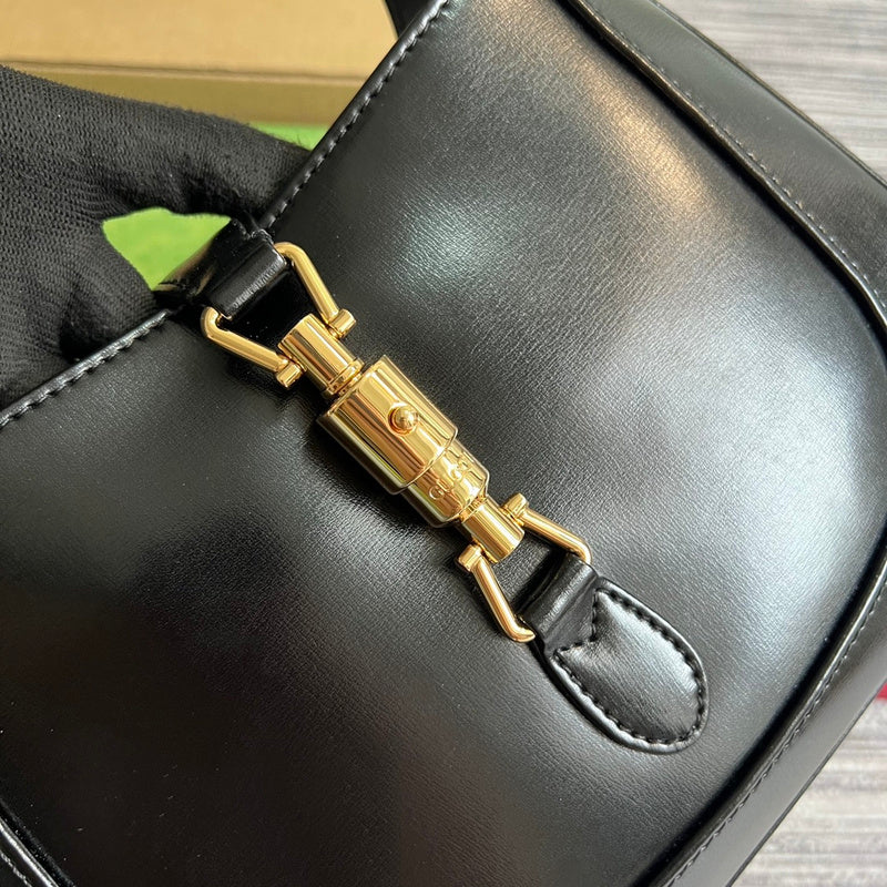 Handle and strap detail of signature everyday-luxe women's handbag – women's statement bag