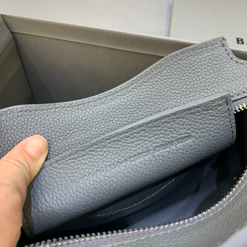 Bold Premium PU Leather Handbag - Chic Everyday Appeal | Women's Everyday Carry Handbag #324 - texture close-up (image 9) of designer-inspired handbag