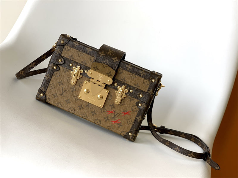  timeless everyday bag detail view showing craftsmanship 8