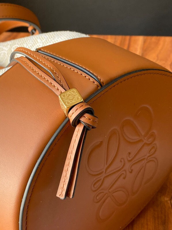 Ziva's Charm handbag – detail view (31cm*21.5cm*16cm)