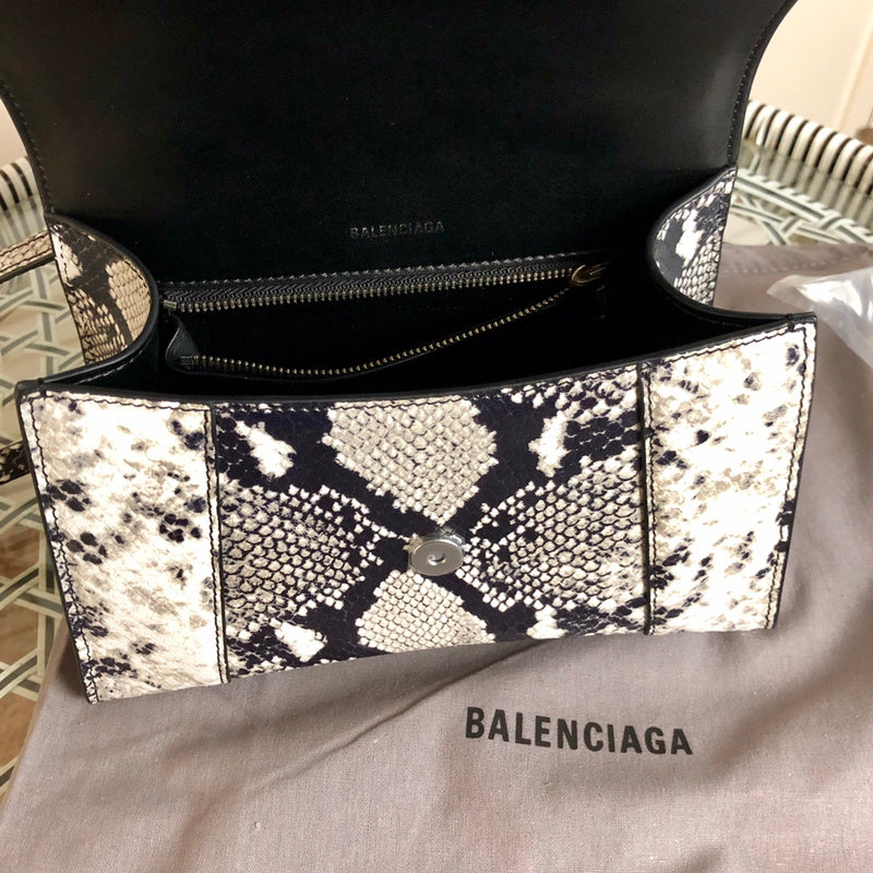 Side profile of everyday-luxe chic women's handbag – women's luxury handbag