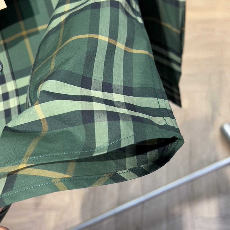Texture and finish detail of Burberry luxury piece style No.077