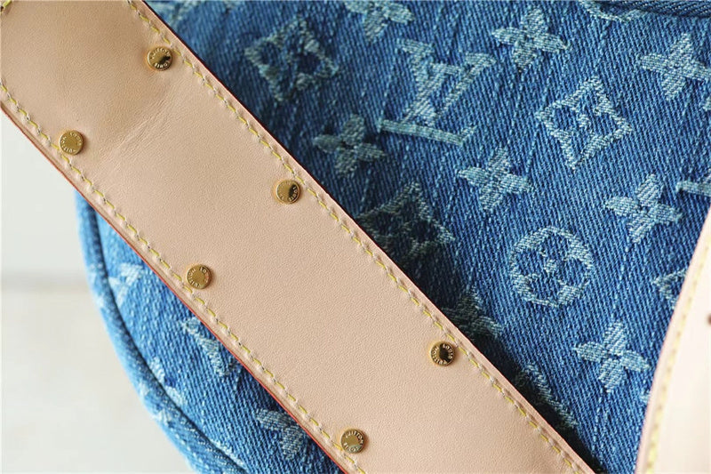  effortless crossbody bag detail view showing craftsmanship 8